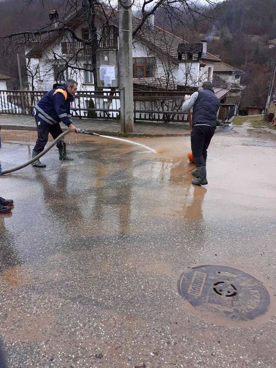 Помогни си сам: млади мъже от Смилян измиха от кал три улици