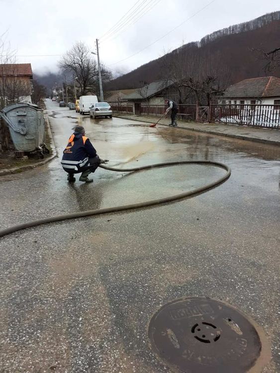 Помогни си сам: млади мъже от Смилян измиха от кал три улици
