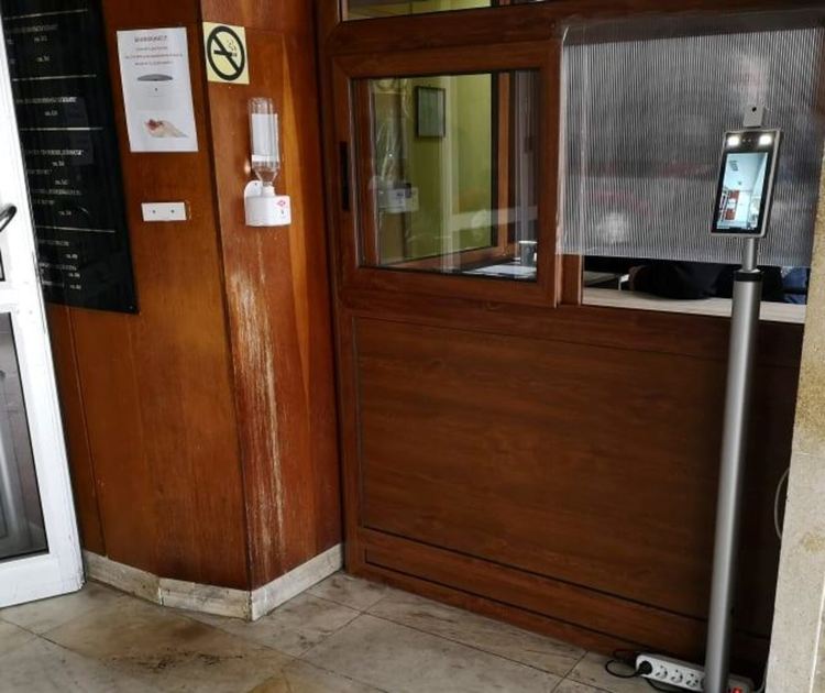 Термодисплей отсява посетителите на Община Кърджали,засича тези с повишена температура