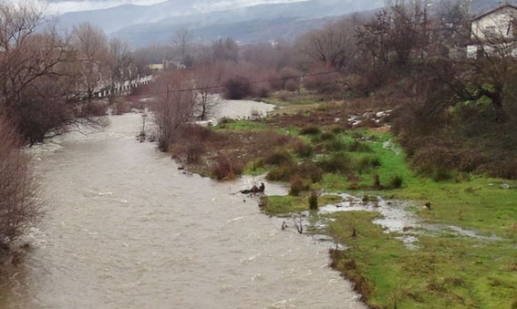 Струма заля четири къщи в Батановци, евакуираха хората