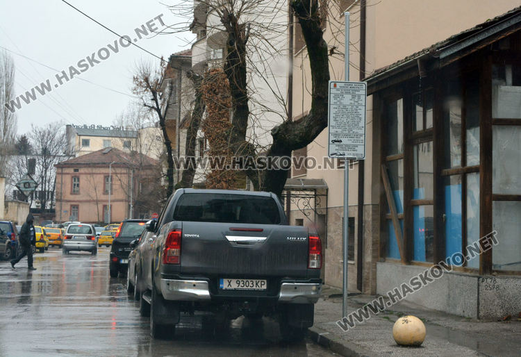 Свалят по-ниско табелите в &bdquo;синята зона&ldquo; на Хасково