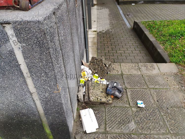 Сметище възниква в центъра на Кърджали,причината –отмъкнато кошче 