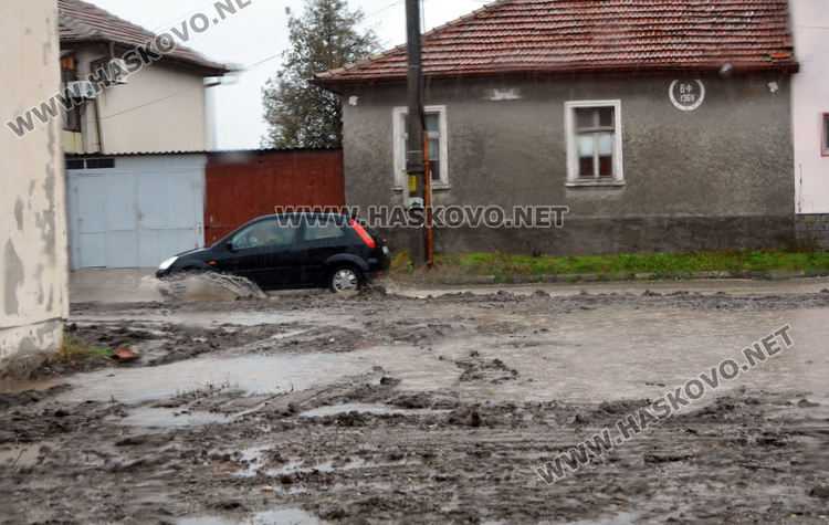 Новата канализация в „Болярово“ пак пропадна, наводнена улица блокира достъпа до къщи