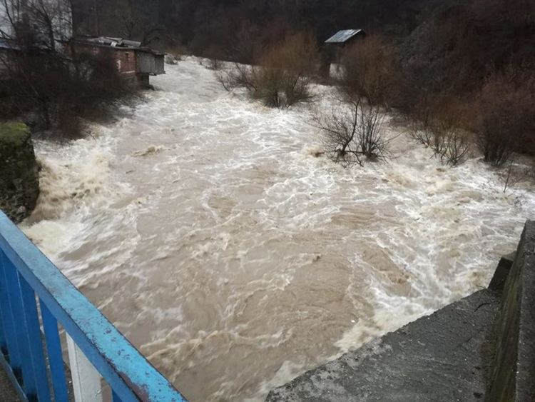 Барутин в страх, реката прелива/ новина в снимки/
