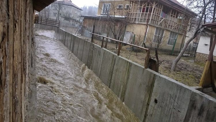 Трети ден аварийни екипи се борят с щетите от  пороите, отводняват мазета , вдигат диги