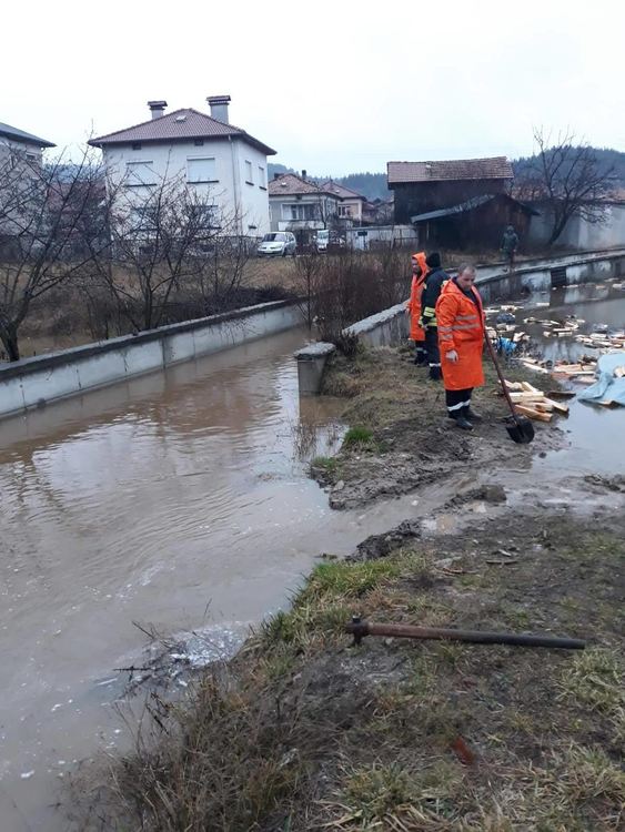 Обявиха частично бедствено положение в Доспат, река Черна е пред преливане,в Мадан водата затвори улици и откъсна махала