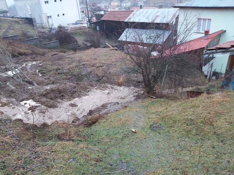 Обявиха частично бедствено положение в Доспат, река Черна е пред преливане,в Мадан водата затвори улици и откъсна махала