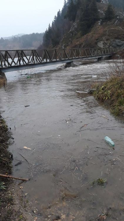 Барутин в страх, реката прелива/ новина в снимки/