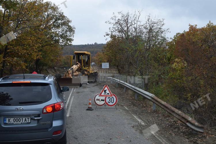 Създадена е временна организация на движението по пътя Крумовград-Момчилград заради паднала скална маса
