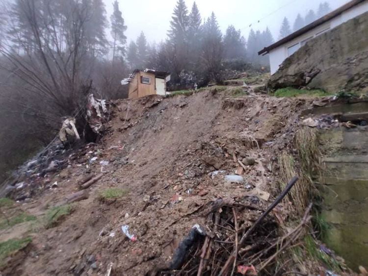 Дават общински жилища на ромите, останали без подслон след пороя