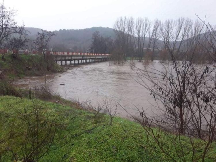 Река Бяла преля и блокира пътища към села, наводнено е и училище