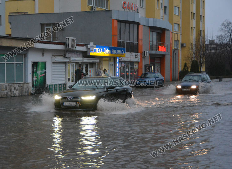 Част от улица „Дунав“ затворена за движение заради наводнение
