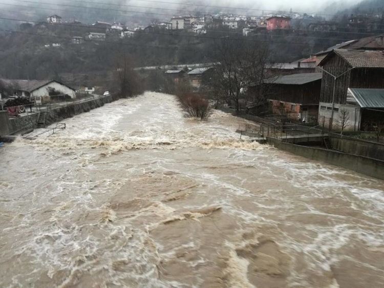 Барутин в страх, реката прелива/ новина в снимки/