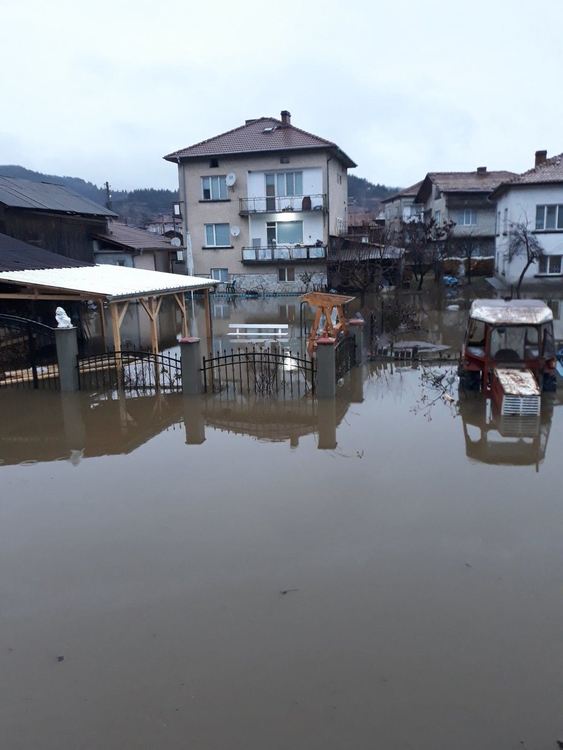 Барутин в страх, реката прелива/ новина в снимки/