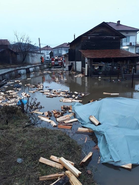 Барутин в страх, реката прелива/ новина в снимки/