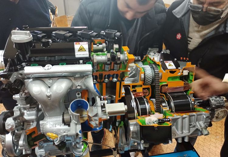 Техническа новост очаква бъдещите спецове по автодиагностика в Хасковската гимназия