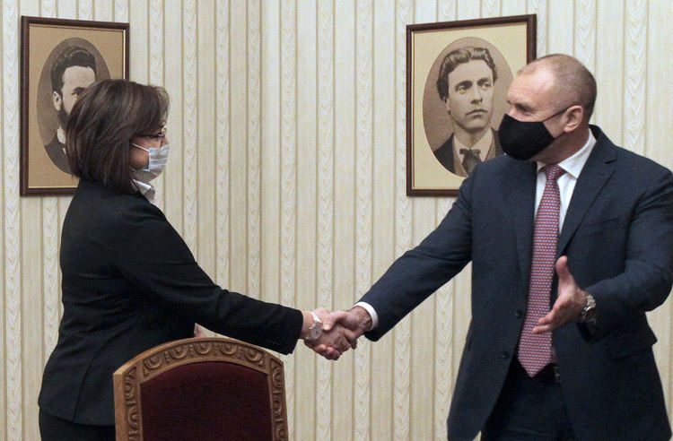 Не воюваме с президента и президентската институция, заяви Корнелия Нинова