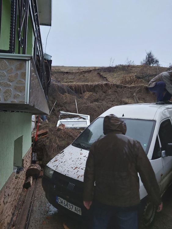 Обявиха частично бедствено положение в Доспат, река Черна е пред преливане,в Мадан водата затвори улици и откъсна махала