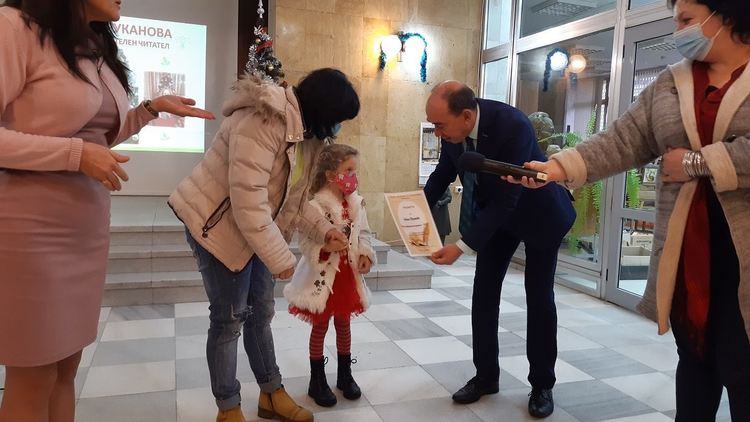 Връчиха наградите "Читател на годината - 2020 г." в Градската библиотека "Паисий Хилендарски" 