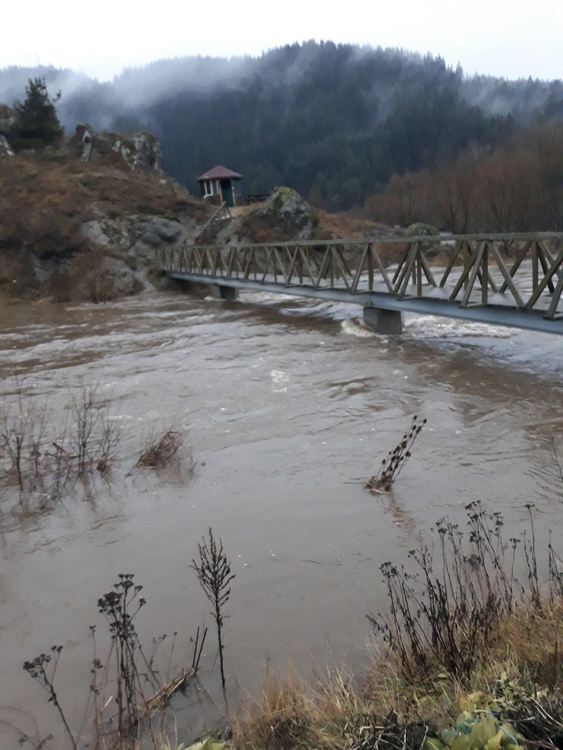 Барутин в страх, реката прелива/ новина в снимки/