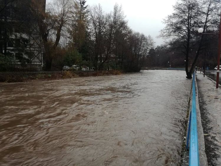 Барутин в страх, реката прелива/ новина в снимки/
