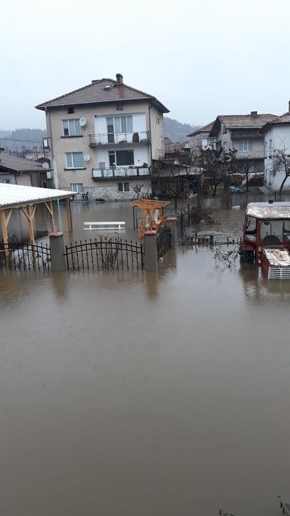 Барутин в страх, реката прелива/ новина в снимки/