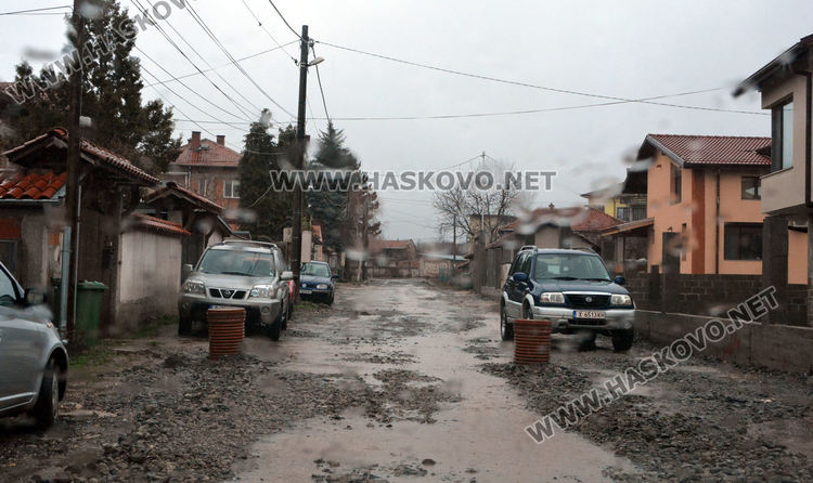 Новата канализация в „Болярово“ пак пропадна, наводнена улица блокира достъпа до къщи