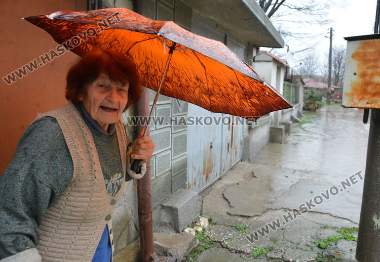 Новата канализация в „Болярово“ пак пропадна, наводнена улица блокира достъпа до къщи