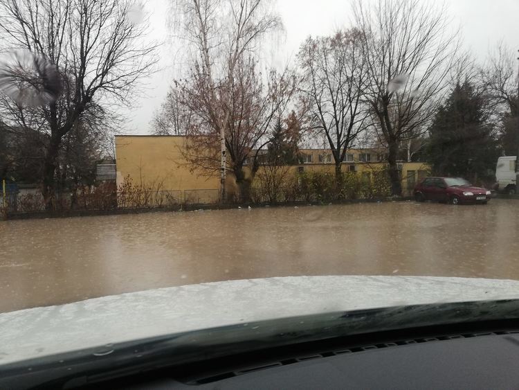 Хасковлия: Деца и родители газят във вода и кал, за да стигнат до детска градина