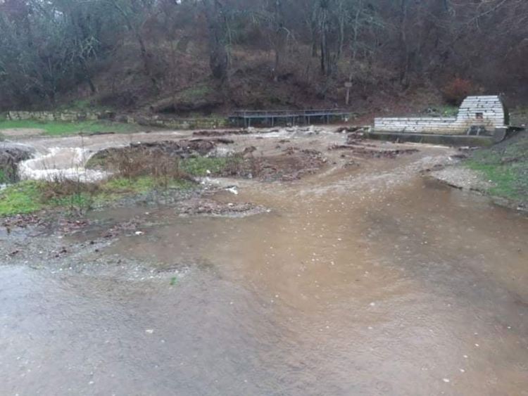 Река Бяла преля и блокира пътища към села, наводнено е и училище