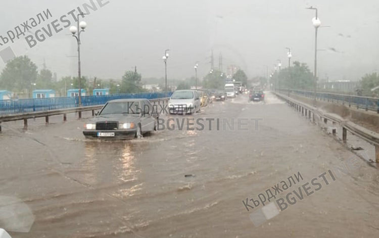 Оранжев код за поройни дъждове, времето е опасно