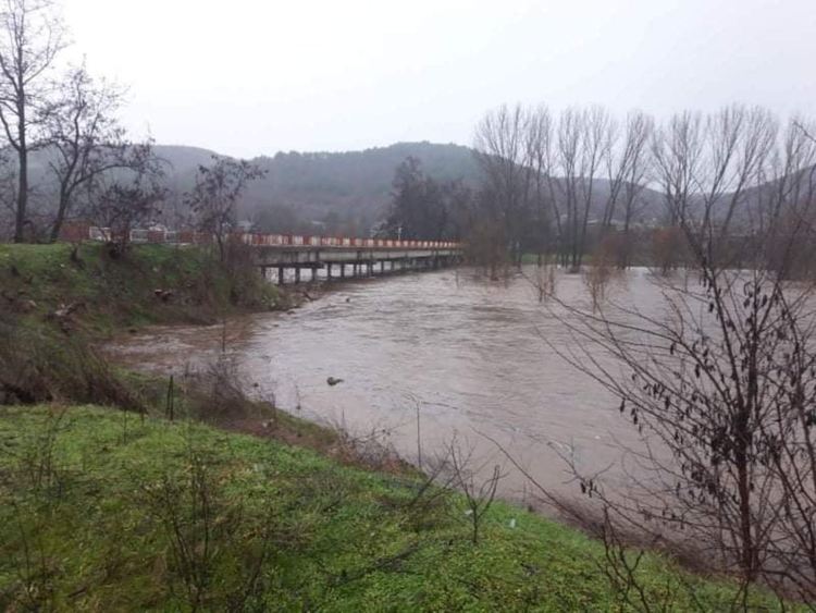 Река Бяла преля и блокира пътища към села, наводнено е и училище