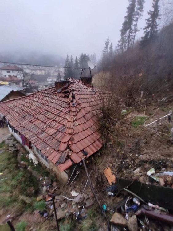 Дават общински жилища на ромите, останали без подслон след пороя