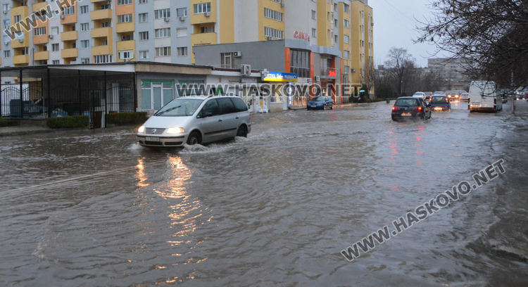 Част от улица „Дунав“ затворена за движение заради наводнение