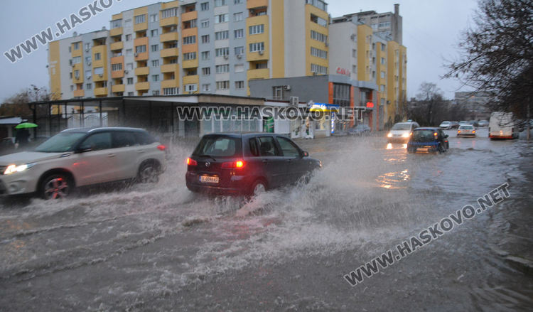 Част от улица „Дунав“ затворена за движение заради наводнение