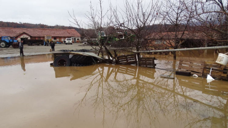 Опасно покачване нивата на Струма и Места