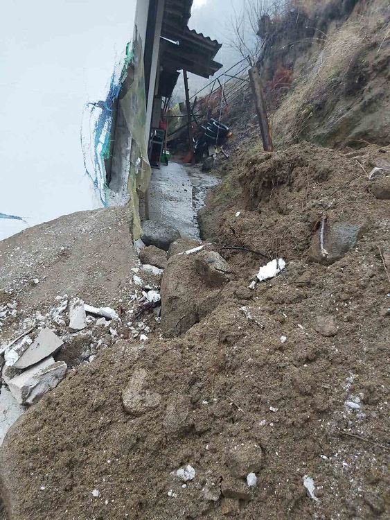 Обявиха частично бедствено положение в Доспат, река Черна е пред преливане,в Мадан водата затвори улици и откъсна махала