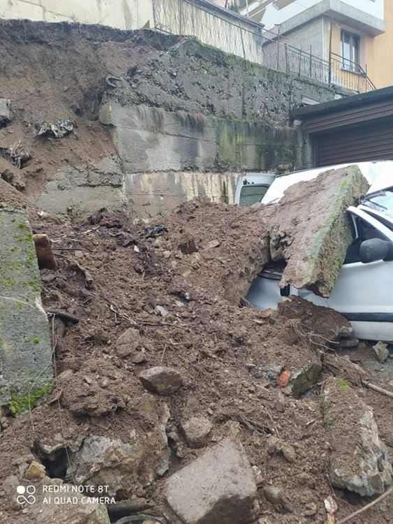 И в Мадан обявиха частично бедствено положение,наводнени и прекъснати са улици и махали! Кметът призова всички с техника да помагат