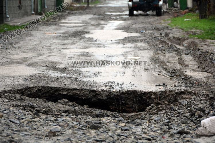 Новата канализация в „Болярово“ пак пропадна, наводнена улица блокира достъпа до къщи