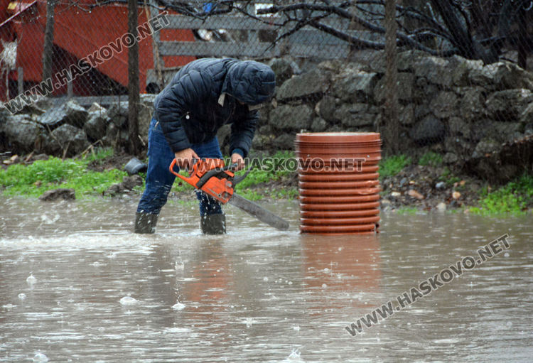 Новата канализация в „Болярово“ пак пропадна, наводнена улица блокира достъпа до къщи