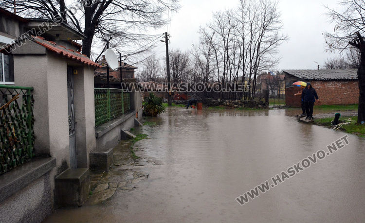 Новата канализация в „Болярово“ пак пропадна, наводнена улица блокира достъпа до къщи
