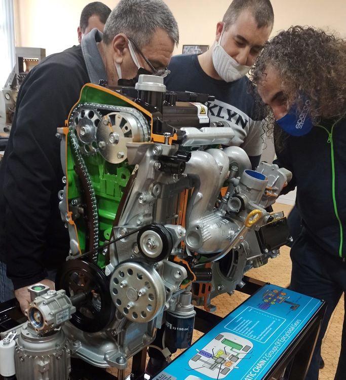 Техническа новост очаква бъдещите спецове по автодиагностика в Хасковската гимназия