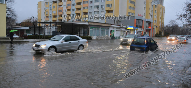 Част от улица „Дунав“ затворена за движение заради наводнение