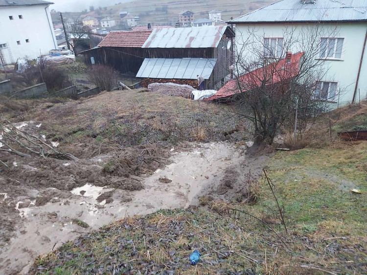 Обявиха частично бедствено положение в Доспат, река Черна е пред преливане,в Мадан водата затвори улици и откъсна махала
