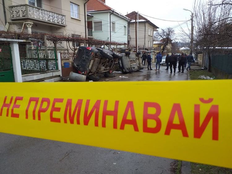  Екшън в Мездра - 70 души щурмуваха къщата, в която почина дете