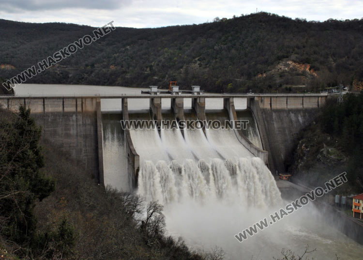 Очакват до час да прелее язовир „Ивайловград“ през преливника