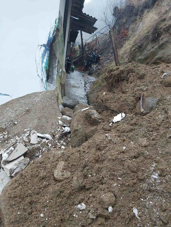 Последиците от проливния дъжд са сериозни, продължава разчистването на свлачища