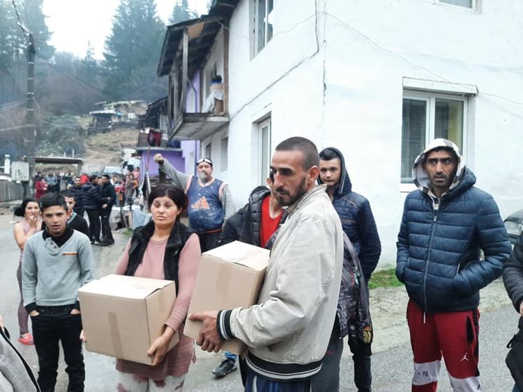 Пострадалите семейства получиха кашони с храна, настаняват се и в общински жилища