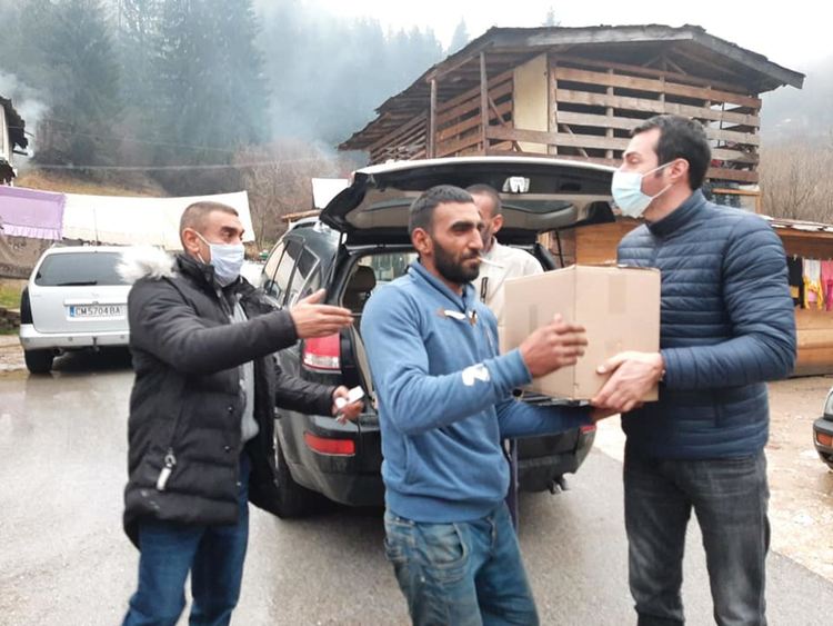 Пострадалите семейства получиха кашони с храна, настаняват се и в общински жилища