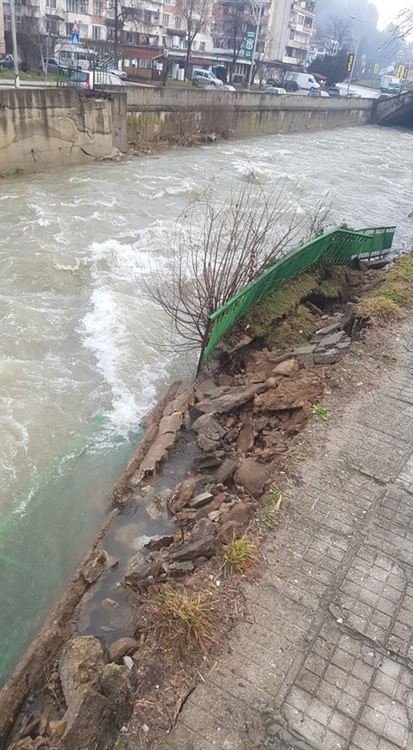 Последиците от проливния дъжд са сериозни, продължава разчистването на свлачища